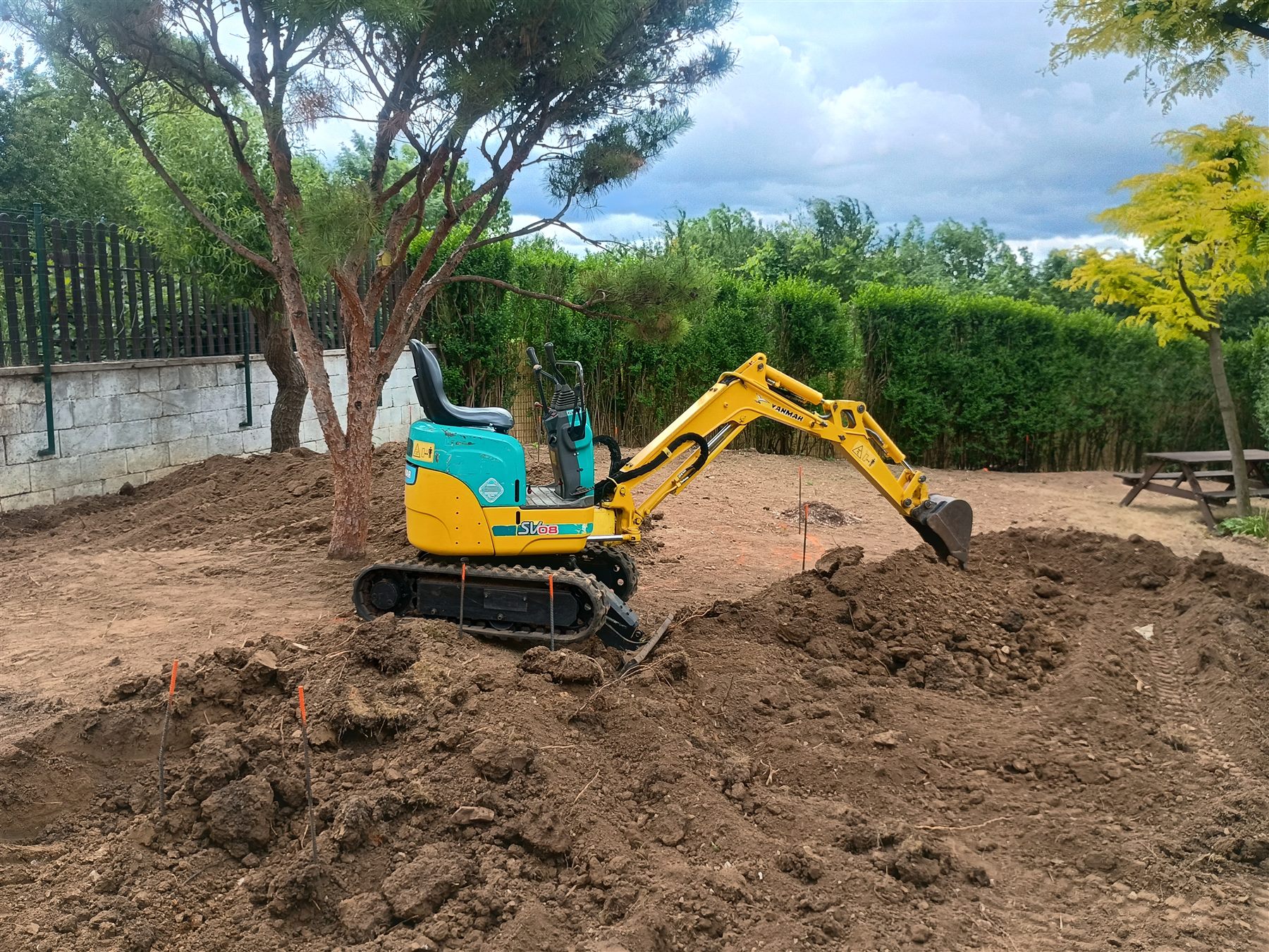 Minibager Yanmar SV08-1 pri práci
